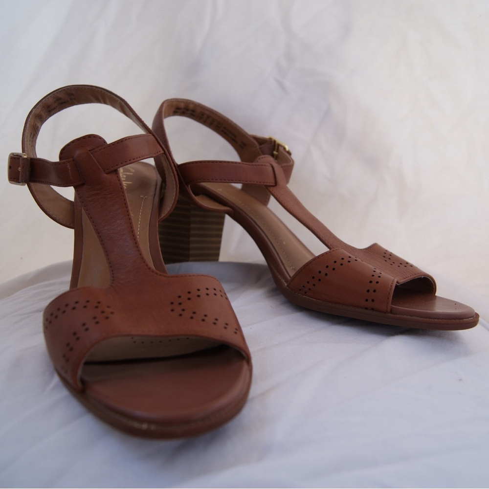 Clark’s Artisan Brown T‑Strap Leather Block Heeled Sandals-Vintage 👀 Look